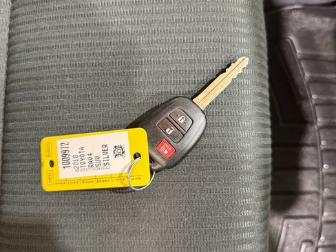 Used 2018 Toyota RAV4 LE FWD image 5