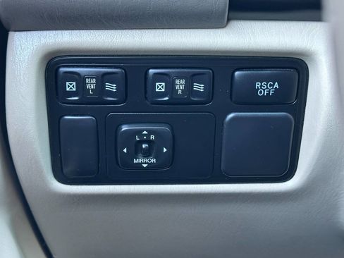 Used 2004 Toyota Land Cruiser image 39