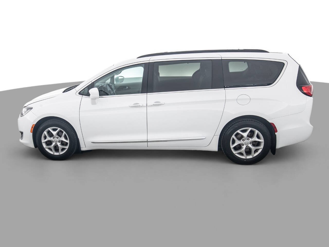 Used 2017 Chrysler Pacifica Touring-L w/ Tire & Wheel Group FWD image 8