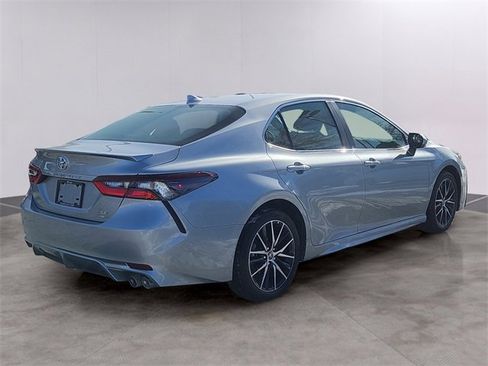 Used 2024 Toyota Camry SE image 3