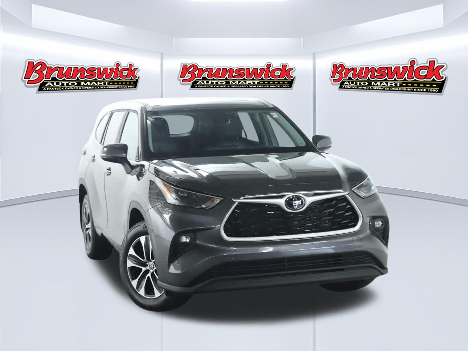 Used 2023 Toyota Highlander XLE FWD image 2
