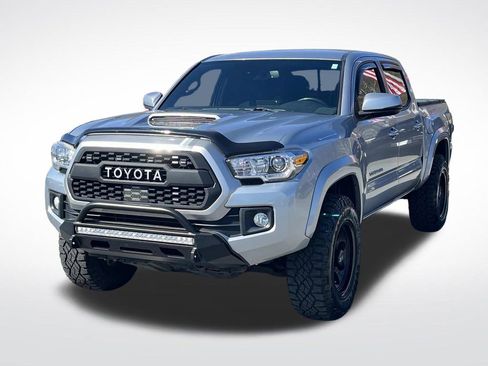Used 2018 Toyota Tacoma TRD Sport image 8