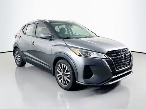 Used 2021 Nissan Kicks SV image 2