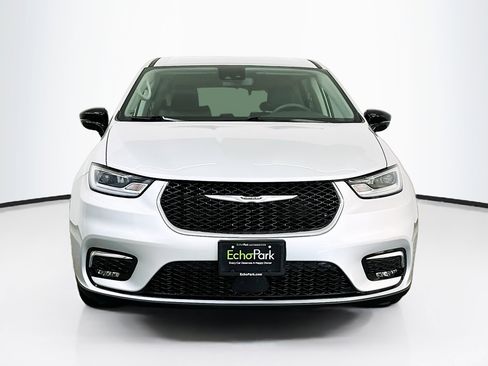 Used 2024 Chrysler Pacifica Touring-L image 2