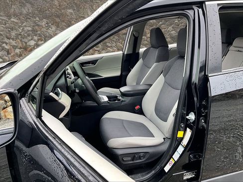 Used 2019 Toyota RAV4 XLE w/ Convenience Package image 23