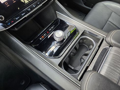 Used 2024 Jeep Wagoneer L Series II image 16