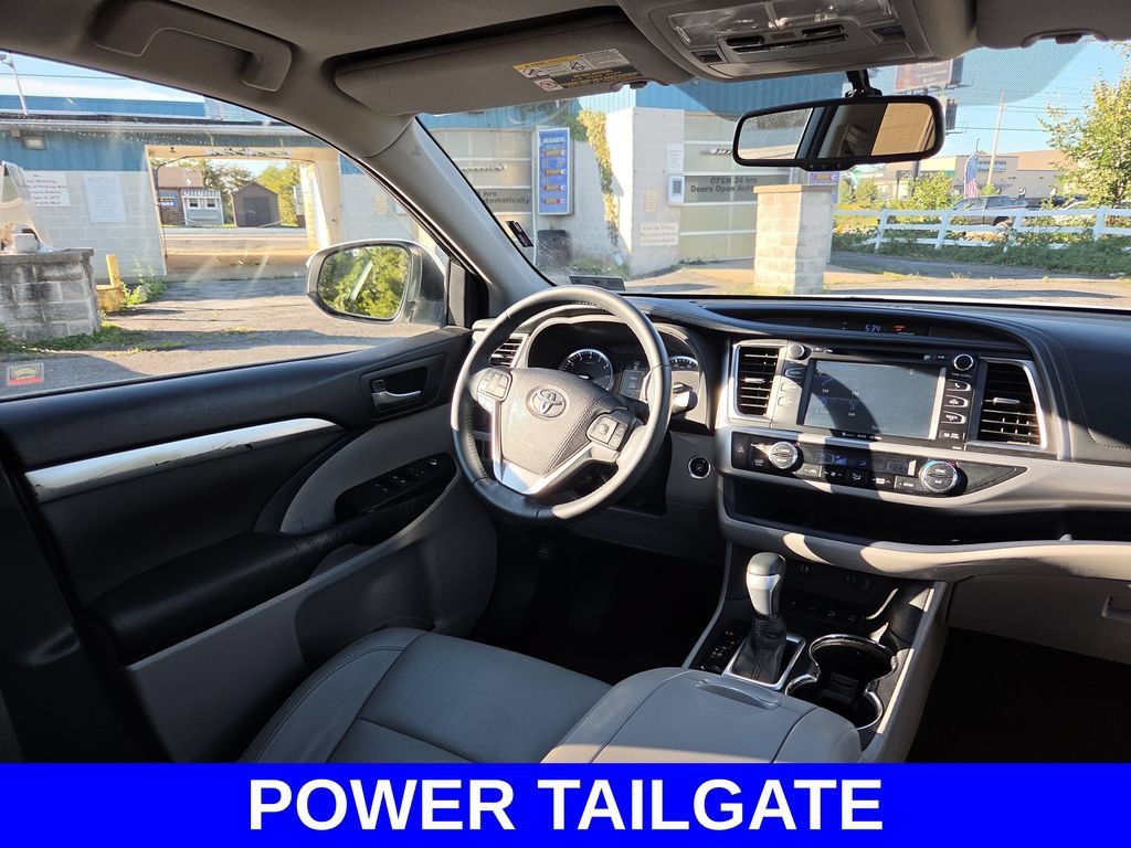 Used 2016 Toyota Highlander XLE AWD/4WD image 12