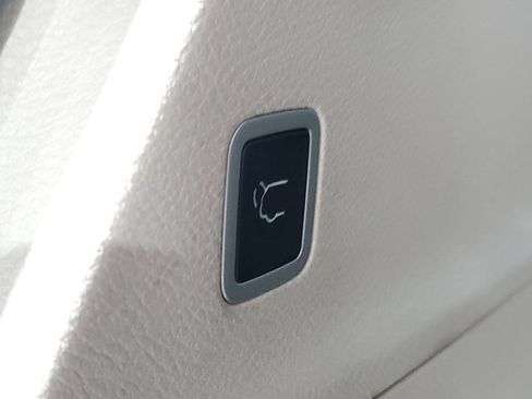 Used 2024 Chrysler Pacifica Touring-L FWD image 9