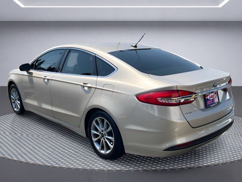 Used 2017 Ford Fusion SE FWD image 4
