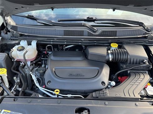 Used 2023 Chrysler Pacifica Touring-L image 28