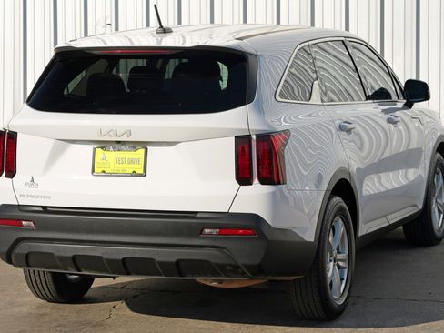Used 2023 Kia Sorento LX image 47