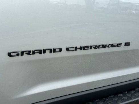 Certified 2024 Jeep Grand Cherokee Limited w/ Black Appearance Package image 31