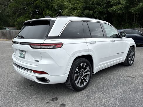 Used 2023 Jeep Grand Cherokee Overland w/ Luxury Tech Group IV AWD/4WD image 9