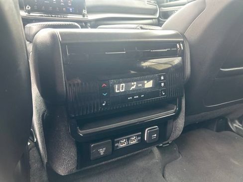 Used 2025 Jeep Wagoneer L Series II w/ 8-pass Seating Package AWD/4WD image 38