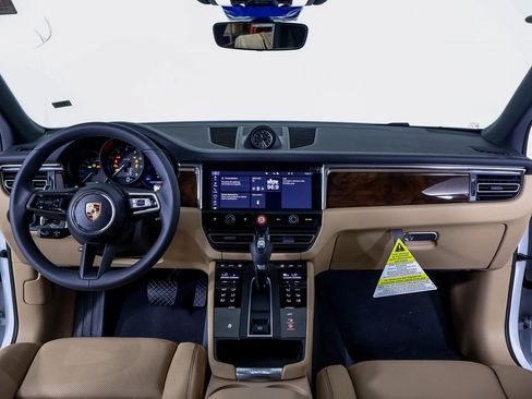 Used 2025 Porsche Macan AWD/4WD image 11