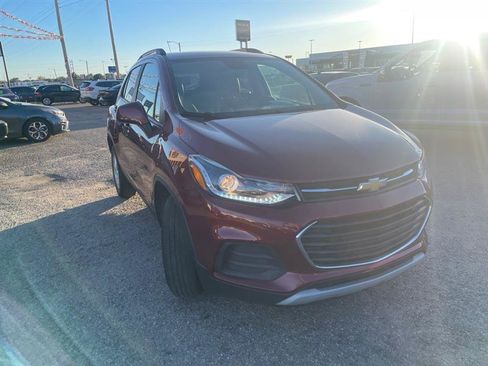 Used 2021 Chevrolet Trax LT image 2