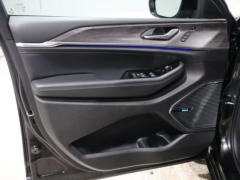 Certified 2022 Jeep Grand Cherokee Overland w/ Luxury Tech Group IV image 14