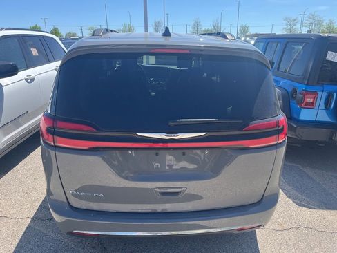 Used 2022 Chrysler Pacifica Touring-L FWD image 3