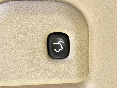 Used 2019 Jeep Grand Cherokee Overland AWD/4WD image 11