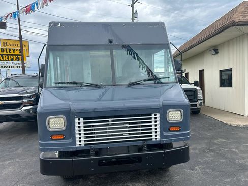 Used 2019 Ford E-450 and Econoline 450 Super Duty RWD image 2