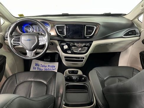 Used 2019 Chrysler Pacifica Touring-L image 38