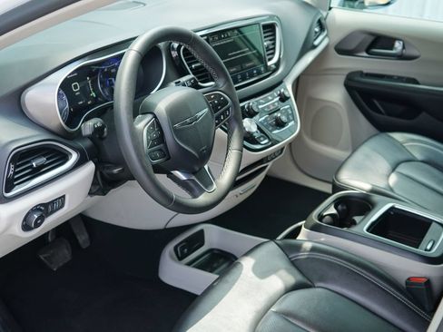 Used 2024 Chrysler Pacifica Touring-L FWD image 11