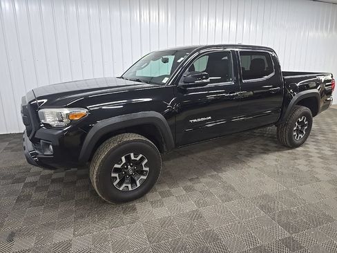Used 2019 Toyota Tacoma TRD Off-Road AWD/4WD image 6