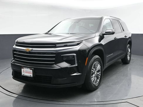 Used 2024 Chevrolet Traverse LT FWD image 1