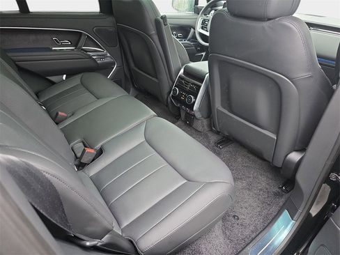 Used 2025 Land Rover Range Rover SE image 11