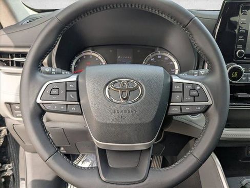 Used 2022 Toyota Highlander LE image 14