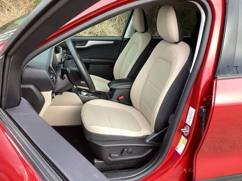 Used 2022 Ford Escape SE w/ SE Sport Appearance Package image 24