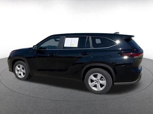 Used 2025 Toyota Highlander LE FWD image 10