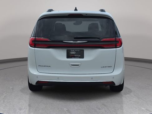 Used 2023 Chrysler Pacifica Limited FWD image 6