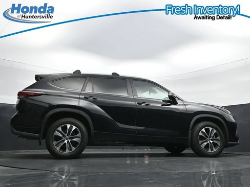 Used 2024 Toyota Highlander XLE AWD/4WD image 37