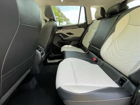 Used 2025 Volkswagen Tiguan SE w/ Panoramic Sunroof Package image 5