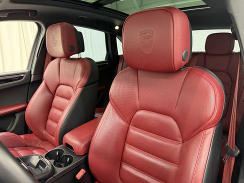Certified 2024 Porsche Macan Turbo AWD/4WD image 5