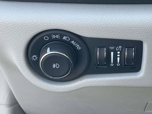 Used 2024 Chrysler Pacifica Touring-L FWD image 16