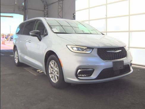 Used 2024 Chrysler Pacifica Touring-L image 2