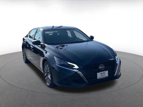 Used 2025 Nissan Altima 2.5 SV image 3