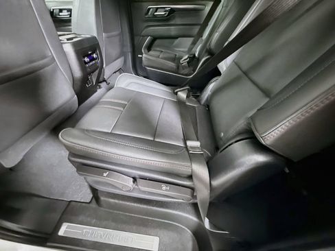 Used 2025 Chevrolet Suburban RST w/ Comfort Package AWD/4WD image 29