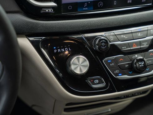 Used 2023 Chrysler Pacifica Touring-L FWD image 37