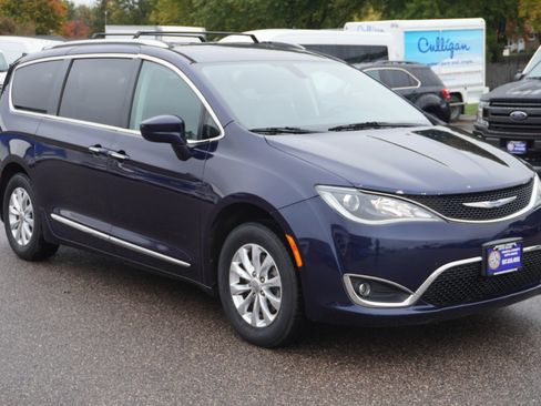 Used 2019 Chrysler Pacifica Touring-L image 7