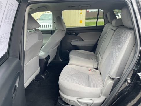 Used 2024 Toyota Highlander LE AWD/4WD image 14