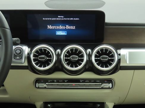 Certified 2022 Mercedes-Benz GLB 250 4MATIC image 14