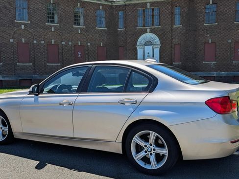 Used 2013 BMW 320i xDrive Sedan AWD/4WD image 2