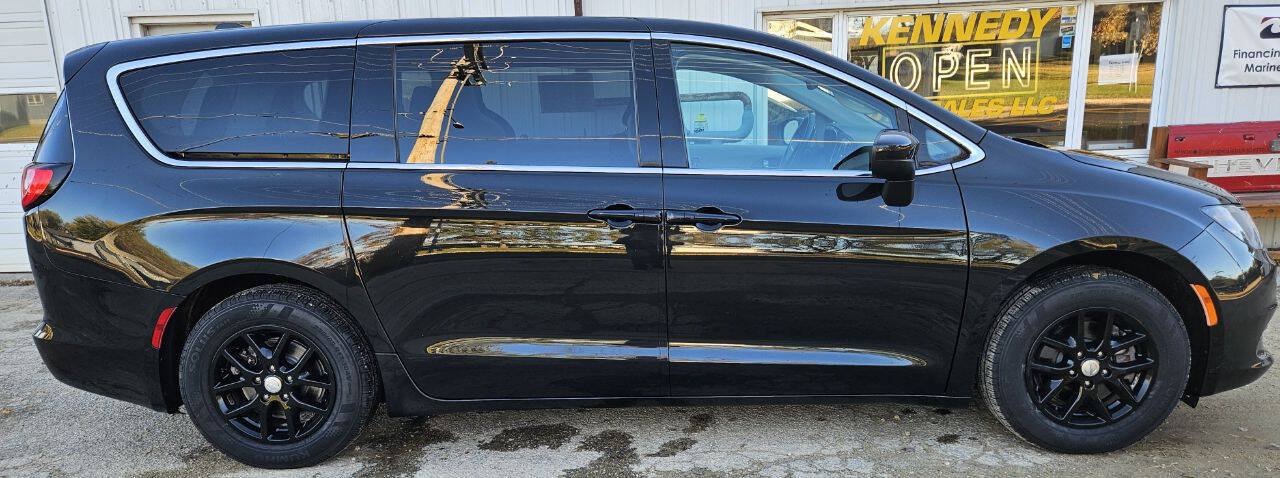 Used 2017 Chrysler Pacifica Touring FWD image 2
