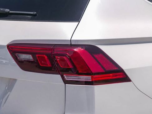 Used 2022 Volkswagen Tiguan SE R-Line FWD image 10