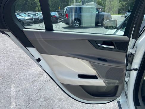 Used 2018 Jaguar XE Premium image 23