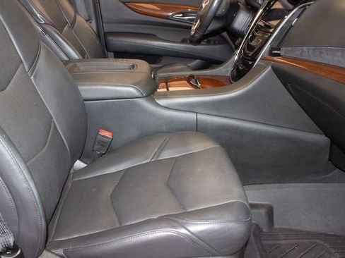 Used 2018 Cadillac Escalade Luxury image 10