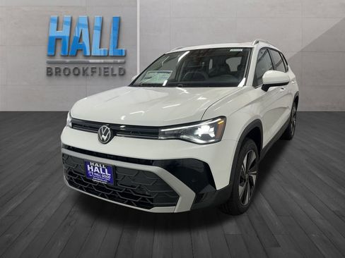 Used 2025 Volkswagen Taos SE image 1